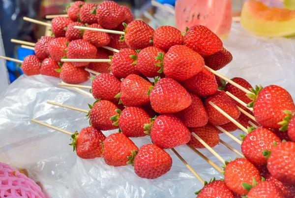 Bâtonnets de fraise frais à vendre — Photo