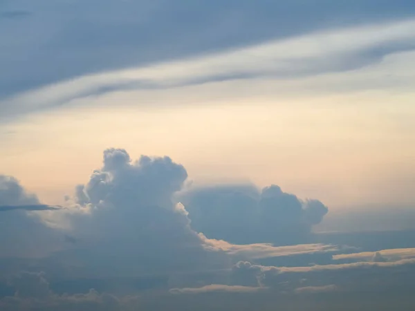 Cielo azul y nubes en la luz de la mañana — Foto de Stock