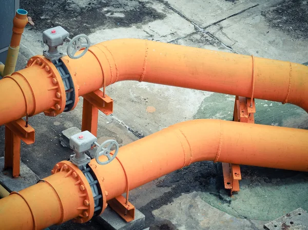 Oranje water leidingen op hoge gebouwen — Stockfoto