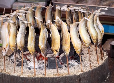 Tuz satışı ile yandı balık uskumru (Shioyaki)