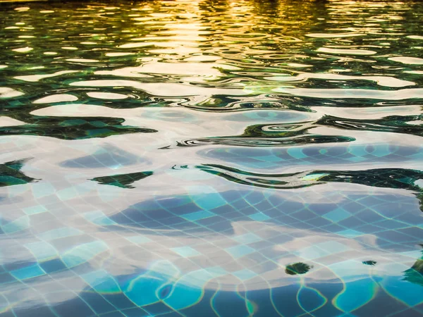 Contexto da água ondulada na piscina — Fotografia de Stock