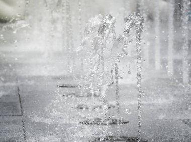 Su damlacıkları havada Fountain yaymak.