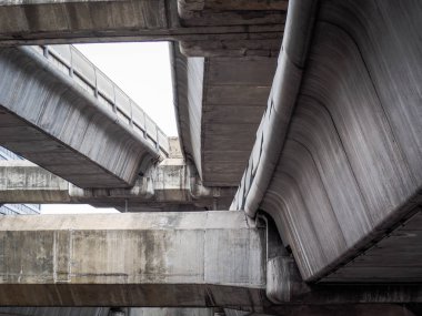 Gökyüzü tren beton zemin şehirde izler.