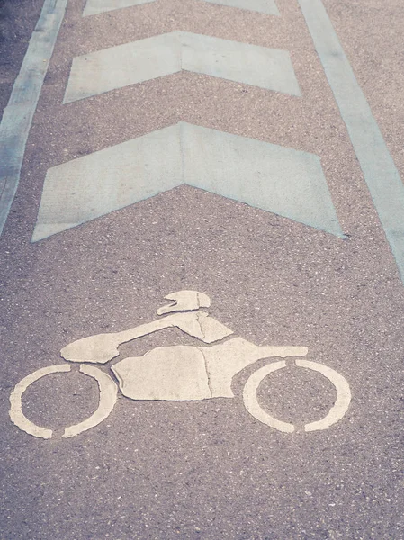 Motocykl znamení na cestě. Motocykl lane ve městě — Stock fotografie
