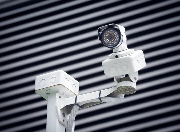 Caméra de vidéosurveillance dans une ville — Photo