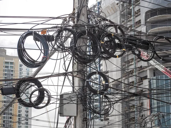 A káosz, a kábelek és vezetékek, minden utca — Stock Fotó