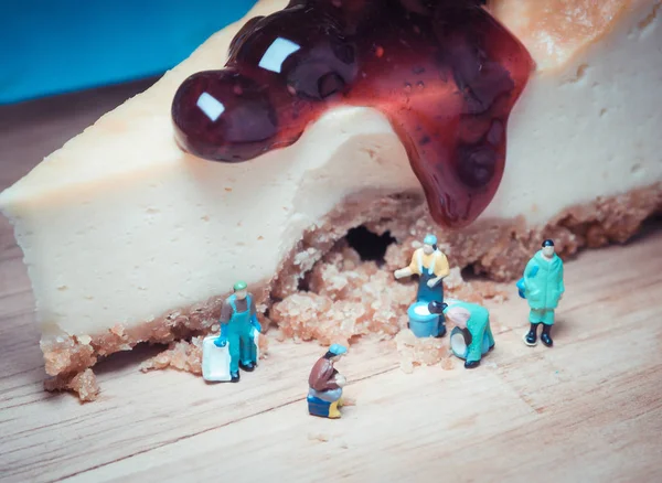 Miniatuur mensen met blueberry cheesecake — Stockfoto