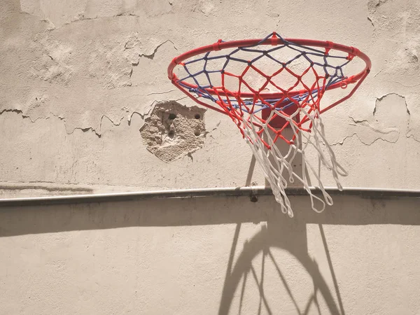 Arco de basquete instalado em uma parede de concreto — Fotografia de Stock