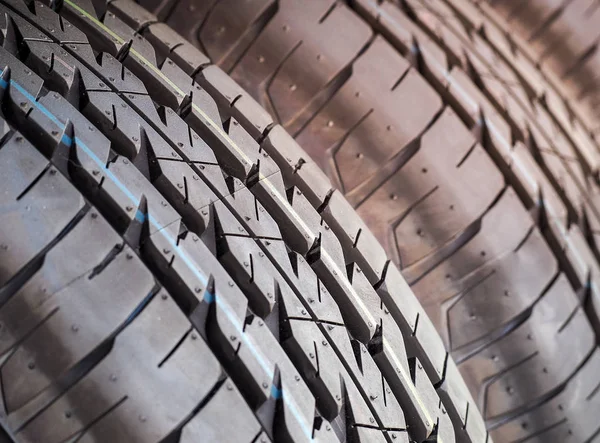 Nuevo Primeros planos de neumáticos de coche — Foto de Stock