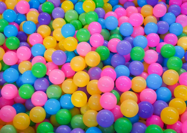 Beaucoup de boules en plastique de couleur — Photo