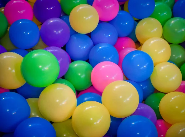 Molte palle di plastica di colore — Foto Stock