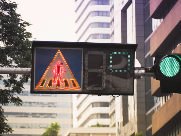 Semafor s přechod pro chodce znamení a zelené světlo svítí — Stock fotografie