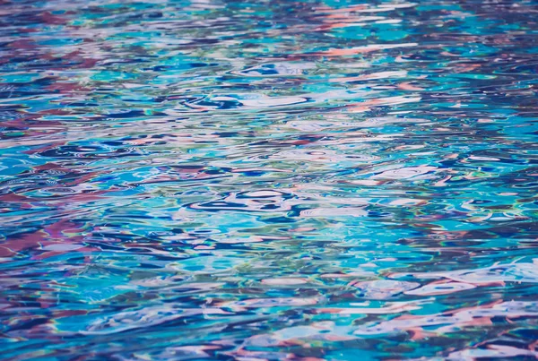 Фон волнистой воды в бассейне — стоковое фото