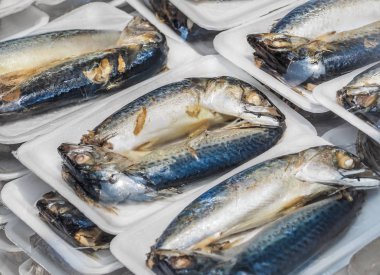 Ton balığı paketler olarak satılır 