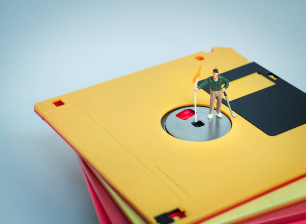 Гольфисты стоят на ногах
