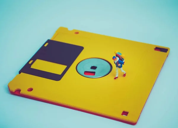 Minyatür insanlar: gezginler eski disket üzerinde yürümek — Stok fotoğraf