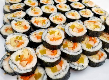 Kimbap veya gimbap deniz yosunu pirinç rulo