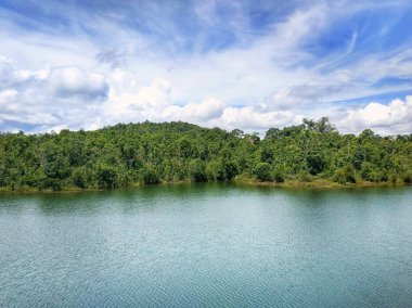 Mavi gökyüzü manzara ile güzel göl.