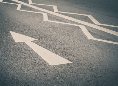 Yolda düz trafik sinyali ok.