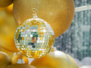 Mutlu Noeller ve mutlu yeni yıl festivaller, seçici odak içinde altın Noel top.