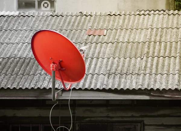 Antena Parabólica Vermelha Anexada Antiga Casa Madeira Tailândia — Fotografia de Stock