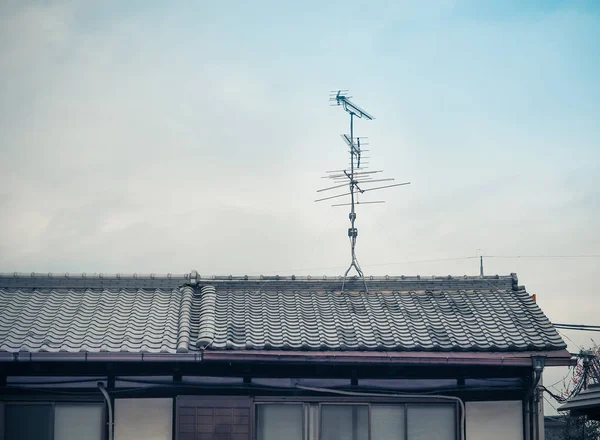 旧的模拟天线为电视与蓝天背景 老式的颜色钳工与地方您的文本 日本京都 — 图库照片