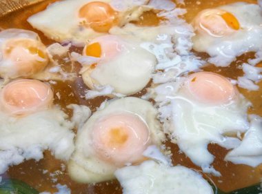 Tatlı şurup içinde haşlanmış kızarmış yumurta Tayland tatlısı.