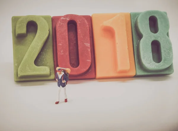 Miniatyr Personer Resenärer Framsidan Nummer 2018 För Happy Nytt Koncept — Stockfoto