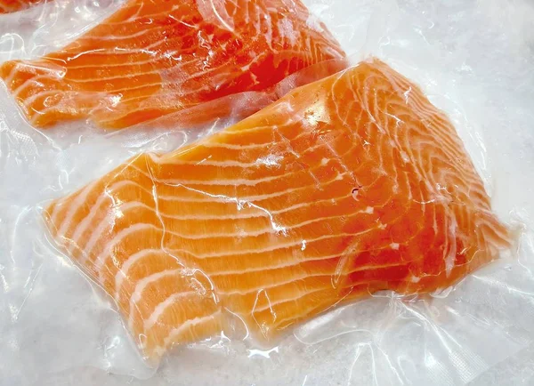Taze somon paket satmak süpermarkette (somon / balık / deniz ürünleri)