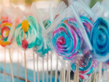 Lolipop plastik wrap renk. Seçici odak ile yer senin metin.