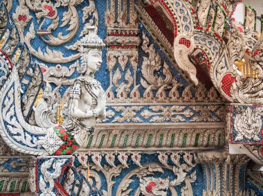 Renkli heykel açı bebek Tay Tapınak, Tayland. Genellikle Tayland'da dekore edilmiş Budist her türlü kilise, vb onlar kamu malı Budizm are