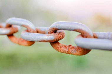 Paslı circle zinciri ve arka plan üzerinde bulanık, seçici odak ve yakın çekim