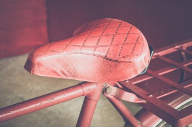 Kırmızı vintage Bisiklet koltuk / yukarı ve seçici yakın odak