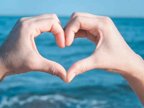 Hjärtat Från Händerna Stranden Selektivt Fokus Koncept Kärlek Hälsa — Stockfoto