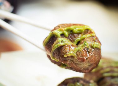 Takoyaki Japon Yeşil çay sos ve ahtapot hamur tatlısı. Uji city, Kyoto, Japonya, seçici odak