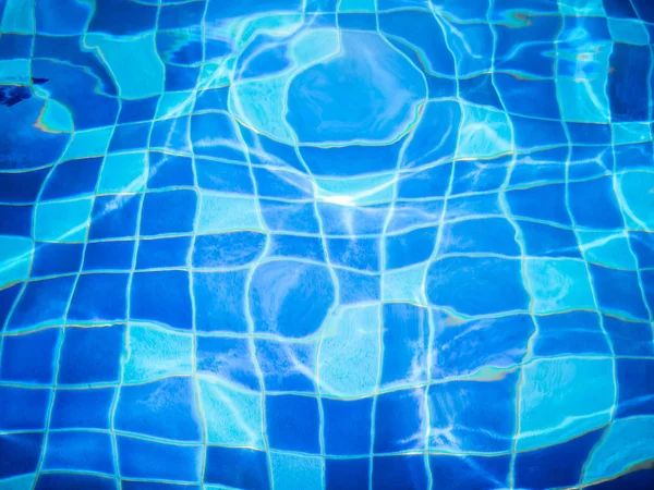 スイミング プールで波状水の背景青リッピング プール 波のプールで水 — ストック写真