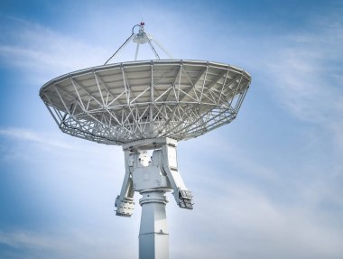Arka plan mavi bir gökyüzü ile yer istasyonu, uydu anteni