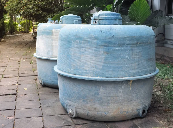 Antiguos Tanques Agua Instalan Fuera Del Edificio —  Fotos de Stock
