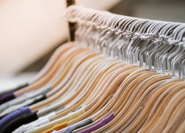 Seçici odak / grup gümüş elbise askıları. Moda kavramı görüntü
