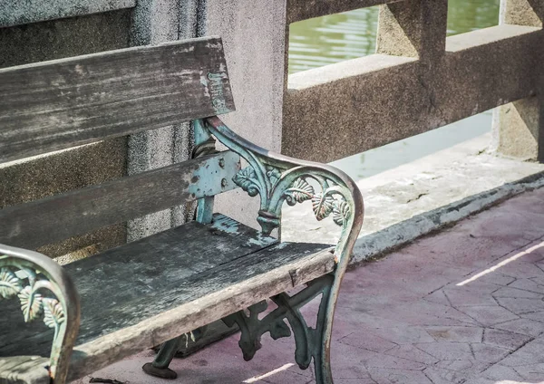Assento Madeira Velho Parque Com Espaço Para Colocar Seu Texto — Fotografia de Stock