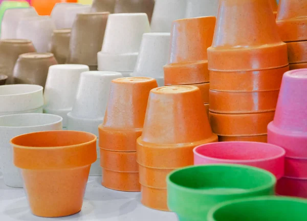 Foco Seletivo Colorido Vasos Plástico Para Venda Potes Laranja Rosa — Fotografia de Stock