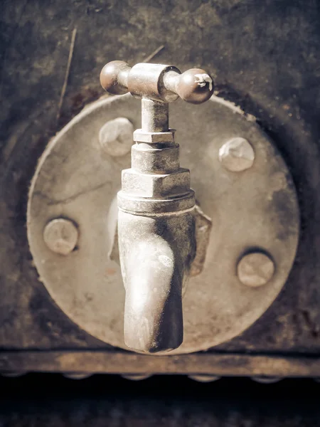 Alt Der Wasserhahn Ausgetrocknetes Wasser Trinken Nahaufnahme Und Selektiver Fokus — Stockfoto