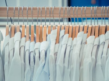 Gümüş ahşap elbise askıları grubudur. Moda kavramı görüntü