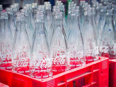 Bangkok, Tayland - 26 Şubat: Coca Cola 2 Şubat 2018 kırmızı plastik kutusunda Bangkok, Tayland, boş geri dönüşüm şişe. Coca Cola İçecek üretilen ve Coca-Cola Company tarafından üretilen