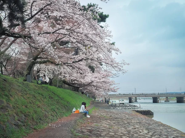 Uji City Kyoto Japón Abril 2017 Descanso Gente Junto Río —  Fotos de Stock