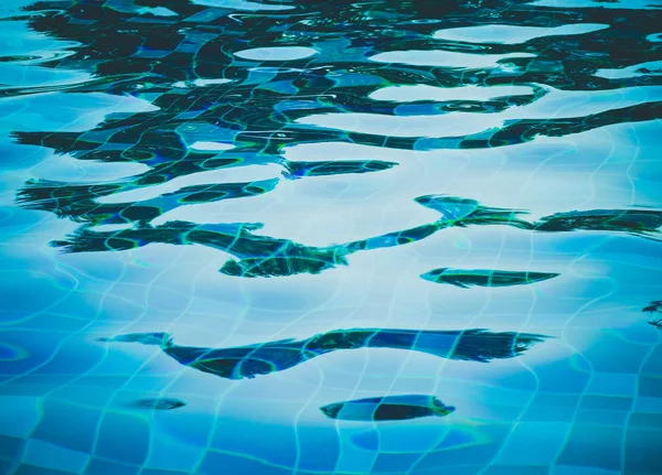 スイミング プールで波状水の背景青リッピング プール 波のプールで水 — ストック写真