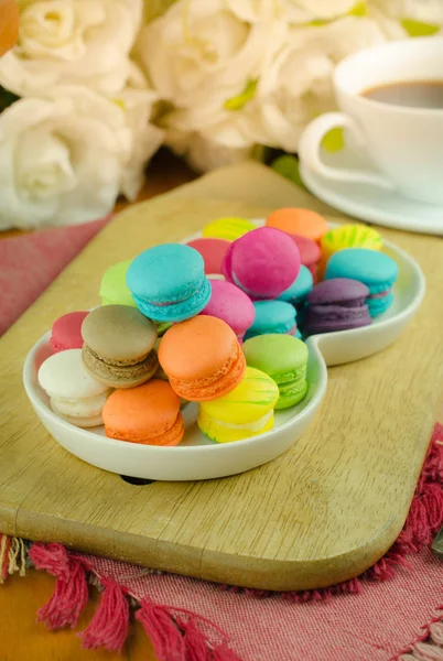 Colorful Macaroons White Plate Close Image Selective Focus — Stock Photo, Image