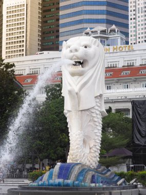 Singapur, 9 Mart 2018: Merlion heykeli çeşme Merlion Park. Merlion heykeli çeşme Merlion sembolü ve Singapur en ünlü turistik 's.