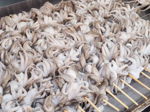 新鲜鱿鱼在海鲜市场上出售 市面鲜嫩乌贼海产 — 图库照片