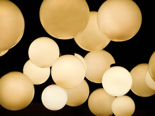 Sfera Illuminazione Appesa Soffitto Sullo Sfondo Nero Sfere Luce Calda — Foto Stock